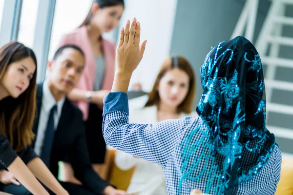 Groep Multinatie Mensen Seminar Stem Voor Antwoord Oplossing Probleem Lost — Stockfoto