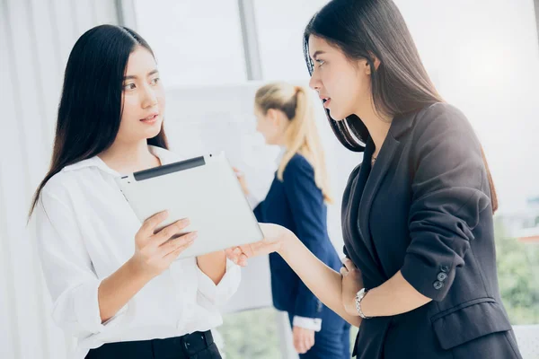 Partenaire Affaires Réussi Rencontre Remue Méninges Avec Bonheur Fond Bureau — Photo