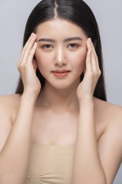 Temiz, çıplak, Asyalı, güzel, genç ve güzel bir kadın. Asyalı, güzel bir yüz ifadesi. Yüz bakımı. sağlıklı cilt ve kozmetik fikirler