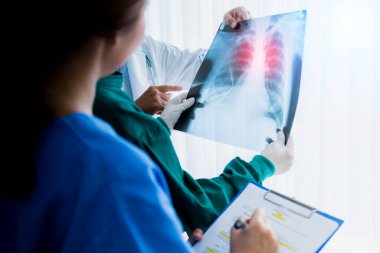 Asyalı doktor ekibi, hasta analizinin röntgen filmini inceleyerek, ameliyat ve sağlık fikirleri kavramının çözümünü bulmaya çalışıyor.