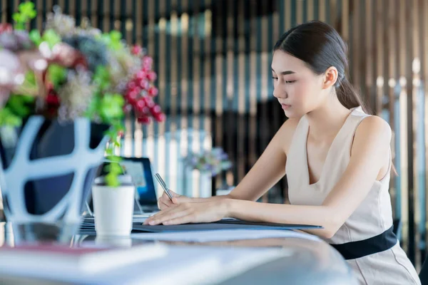 아시아의 매력적 손사인 아름다운 사무실 배경을 가까이 계약을 여성은 아이디어만을 — 스톡 사진