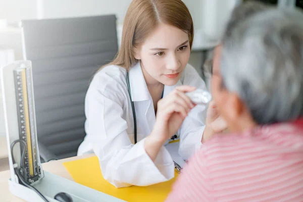 Attraente Asiatico Medico Donna Controllo Fino Lingua Gola Corpo Sistema — Foto Stock