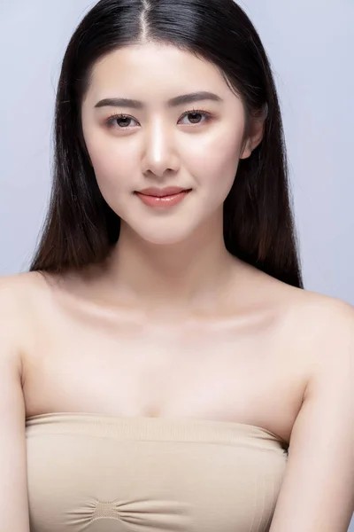きれいな新鮮な裸の肌のコンセプトを持つ美しい若いアジアの女性アジアの女の子の美しさの顔のスキンケア 顔の治療 健康な肌と化粧品のアイデアのコンセプト — ストック写真