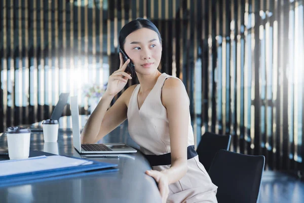 Азиатская Умная Предпринимательница Работать Общаться Смартфоном Ноутбуком Счастьем Свежестью Офисного — стоковое фото