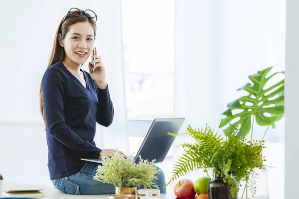 Criativo Inteligente Casual Asiático Mulher Negócios Preto Tshirt Trabalho Casa — Fotografia de Stock