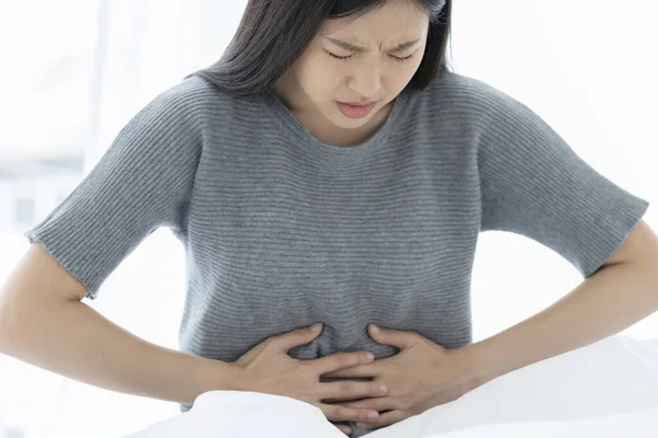 Ohälsosam Asiatisk Kvinna Hand Röra Magen Magont Mat Allergi Eller — Stockfoto