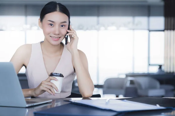 Азиатская Умная Предпринимательница Работать Общаться Смартфоном Ноутбуком Счастьем Свежестью Офисного — стоковое фото
