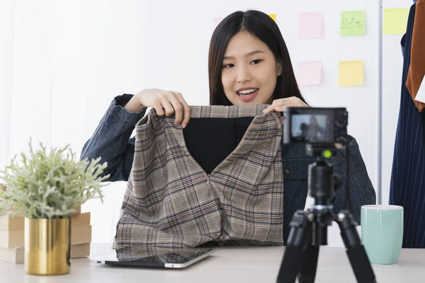 Asiático Bonito Asiático Vloger Bloger Presente Pano Vestido Online Negócio — Fotografia de Stock