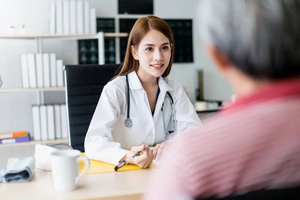 Intelligente Attraente Asiatico Donna Medico Spiegare Discutere Con Vecchio Asiatico — Foto Stock