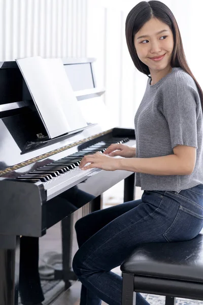Hermosa Casual Asiático Mujer Disfrutar Practicando Piano Relax Felicidad Casa —  Fotos de Stock