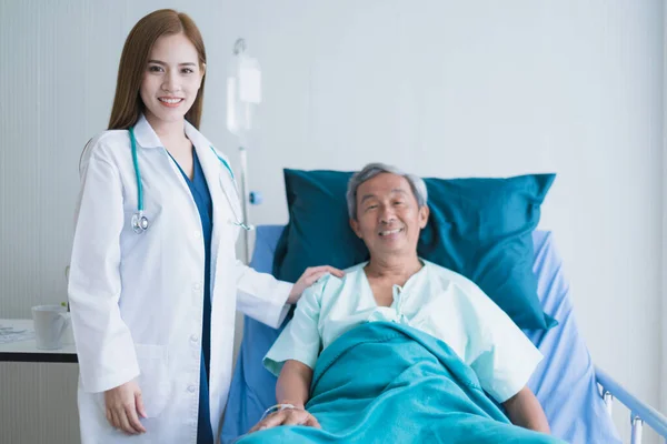 Atractiva Asiática Mujer Enfermera Médico Trabajando Con Sonriente Frescura Juntos —  Fotos de Stock