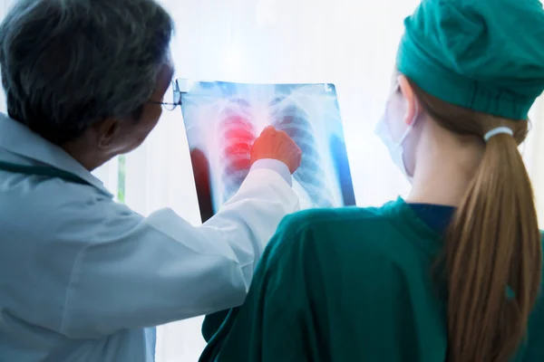 Азіатська Команда Лікарів Вивчає Рентгенівську Плівку Аналізу Пацієнта Щоб Знайти — стокове фото