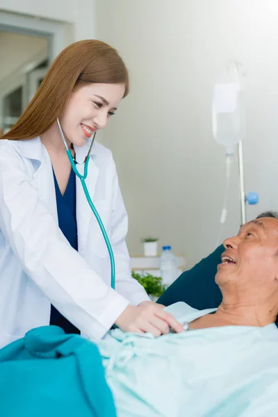 Doctor Clipboard Checking Discussing Old Asian Man Patient Lay Bed — Stock Photo, Image