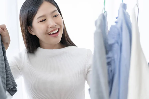 Bonita Felicidade Asiático Mulher Compras Com Diversão Chooing Panos Vestido — Fotografia de Stock