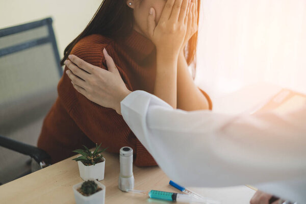 Азиатская женщина врач поощрение и поддержка пациента кансора после консультации и изучения в клинике концепции здоровья идей
