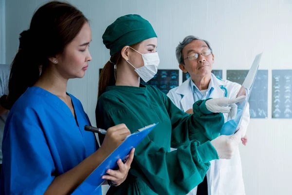 Equipo Médico Asiático Examinar Radiografía Análisis Pacientes Para Encontrar Solución —  Fotos de Stock