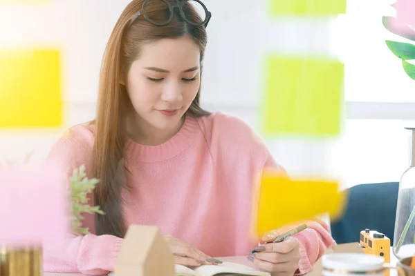 Beleza Inteligente Asiático Feminino Cor Rosa Vestido Casual Trabalho Casa — Fotografia de Stock