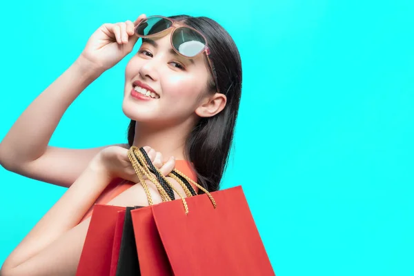 Atraente Bonito Asiático Mulher Vermelho Vestido Mão Segurar Compras Saco — Fotografia de Stock