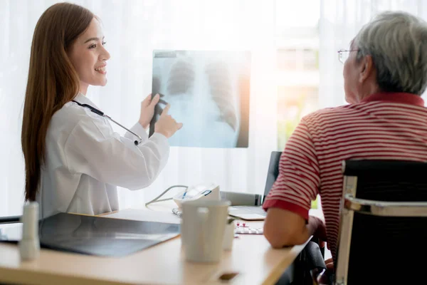 Asiático Mujer Médico Consultar Examinar Ray Resultado Con Senior Paciente —  Fotos de Stock