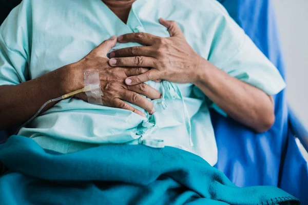 痛みと胸焼け高齢者のアジアの祖父患者の制服体の問題健康上のアイデアの概念に苦しむ — ストック写真