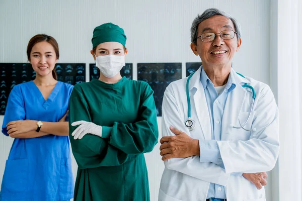 病院の医師と看護師の成功したチームワークアジアの専門家は幸せと自信を持って笑顔クリニックの背景 — ストック写真