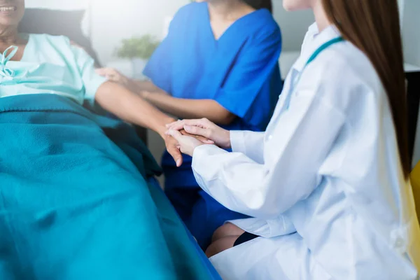 Mujer Asiática Médico Aliento Apoyo Cansor Paciente Después Consultar Examinar —  Fotos de Stock