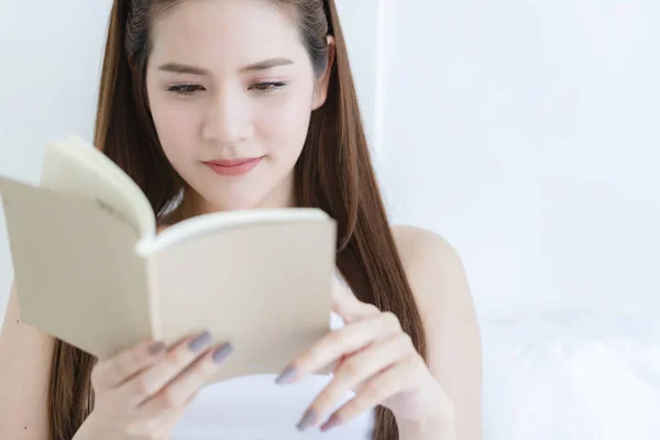 Gyönyörű Vonzó Ázsiai Élvezze Olvasás Könyv Ágy Portré Ázsiai Hosszú — Stock Fotó
