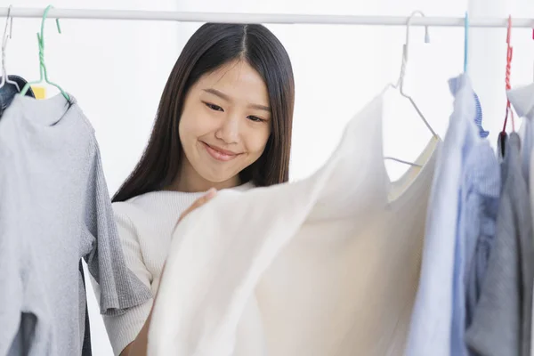 Bela Asiática Mulher Desfrutar Chooing Vestido Rack Shopping Conceito Pano — Fotografia de Stock