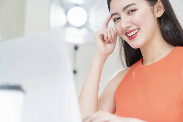 Elegante Hermosa Mujer Asiática Vestido Naranja Pensar Inteligente Sonriente Mano —  Fotos de Stock