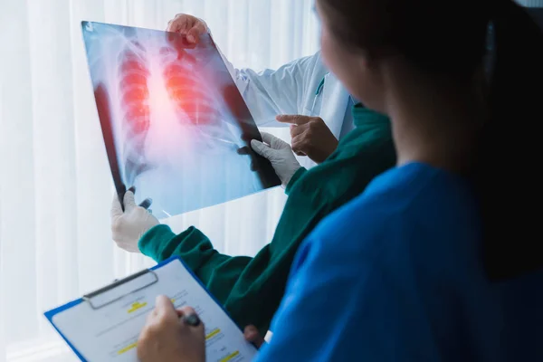 Asiatisk Läkare Team Undersöka Röntgenfilm Patientanalys För Att Hitta Bext — Stockfoto