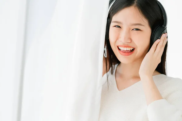 Felicidade Beleza Asiático Mulher Desfrutar Canção Música Com Fone Ouvido — Fotografia de Stock