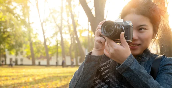 Közelkép Ázsiai Kéz Hold Retro Kamera Utazó Háttér Régi Hagyomány — Stock Fotó