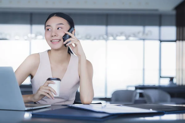 Asijské Smart Busineswoman Práci Komunikovat Chytrým Telefonem Notebookem Štěstím Čerstvostí — Stock fotografie