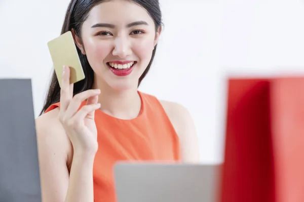Красивая Азиатская Женщина Платье Цвета Оренге Наслаждаться Покупками Интернете Ноутбуком — стоковое фото