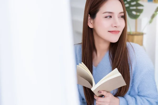 Szépség Ázsiai Fehér Ruha Hosszú Haj Olvasni Könyvet Fehér Ágy — Stock Fotó