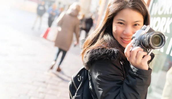 魅力的なアジアの旅行者の女性は幸せと喜びで美しい有名な場所を訪問する単独で手を握ってカメラを歩き回る — ストック写真