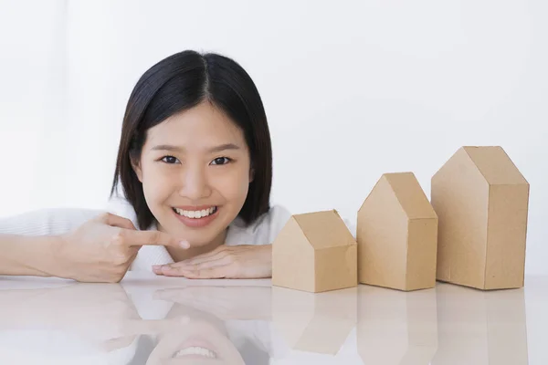 Okos Gyönyörű Ázsiai Kézfogás Pick House Papír Modell Megtakarítás Biztosítás — Stock Fotó