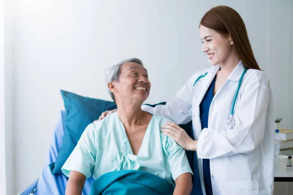 Atractiva Asiática Mujer Enfermera Médico Trabajando Con Sonriente Frescura Juntos —  Fotos de Stock