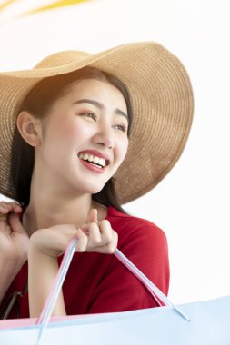 Güzel mutluluk Asyalı genç kadın kırmızı elbise el ele alışveriş çantası yaz indirimi konsepti beyaz arka plan