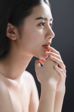 Temiz, çıplak, Asyalı, güzel, genç ve güzel bir kadın. Asyalı, güzel bir yüz ifadesi. Yüz bakımı. sağlıklı cilt ve kozmetik fikirler
