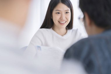 Asyalı güzel bir kadın mülakatı. Jop 'u işe almak için insan kaynakları fikirleri kavramı.