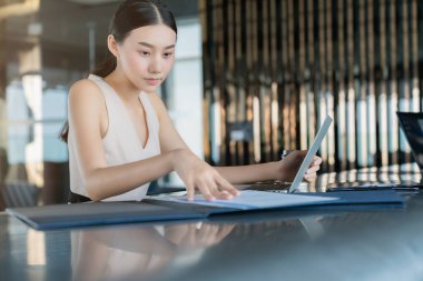 Asyalı çekici kadın el yazısı sözleşmesi. Beyaz, güzel ofis altyapısı. Sadece iş fikirleri kavramı.