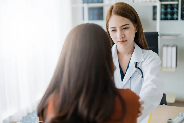 Asiatico Donna Medico Incoraggiamento Sostegno Canor Paziente Dopo Consultare Esaminare — Foto Stock