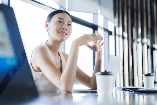 アジアの投資家女性や同僚とのビジネスミーティング幸せと喜びのオフィスの背景について話し合う — ストック写真