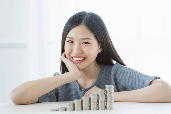 Geluk Aziatische Vrouw Hand Met Munt Stapel Financiële Business Ideeën — Stockfoto