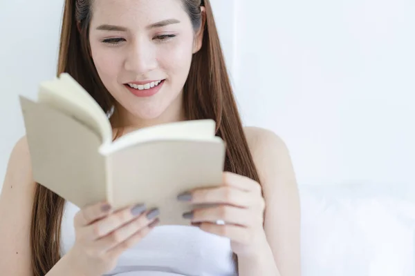 Красивая Привлекательная Азиатская Женщина Наслаждаться Чтением Книги Кровать Портрет Азиатской — стоковое фото