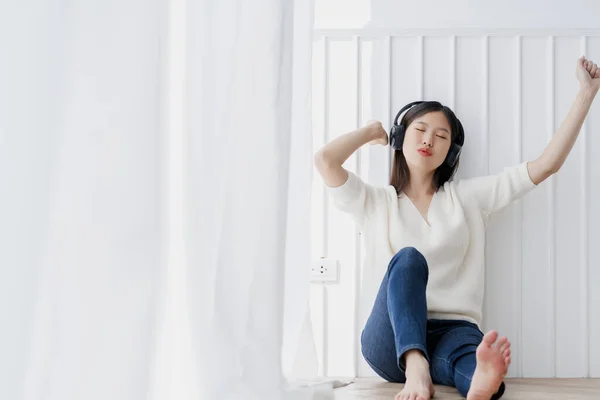 Отдых Момент Красивой Азиатской Женщиной Пользуются Прослушивания Музыкальных Наушников Мирным — стоковое фото