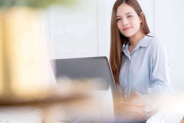 Belo Asain Vestido Causual Feminino Atraente Trabalhando Com Laptop Trabalho — Fotografia de Stock