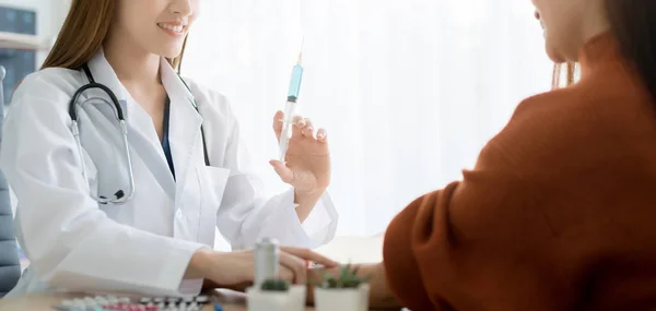 アジアの医師がアジアの女性患者の健康のアイデアの概念病院の背景ヘッダーバナー画像への血清の検査と注射 — ストック写真