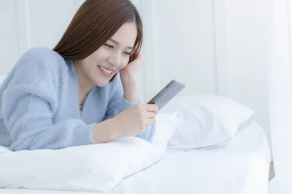 Ευτυχία Όμορφη Ασιατική Γυναίκα Χαμόγελο Πρωί Αφύπνισης Λευκό Κρεβάτι Μαλακό — Φωτογραφία Αρχείου